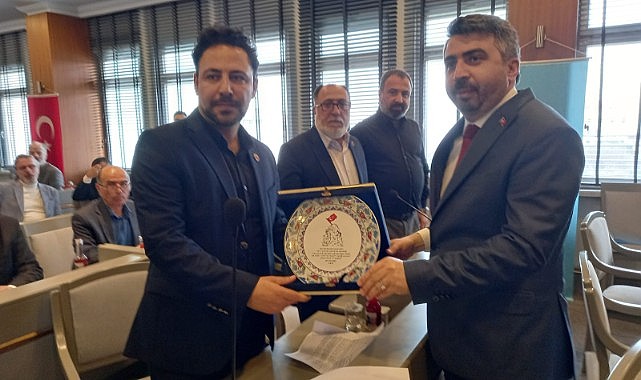 CHP’li Meclis Üyesinden AK Partili Belediye Başkanına Plaket