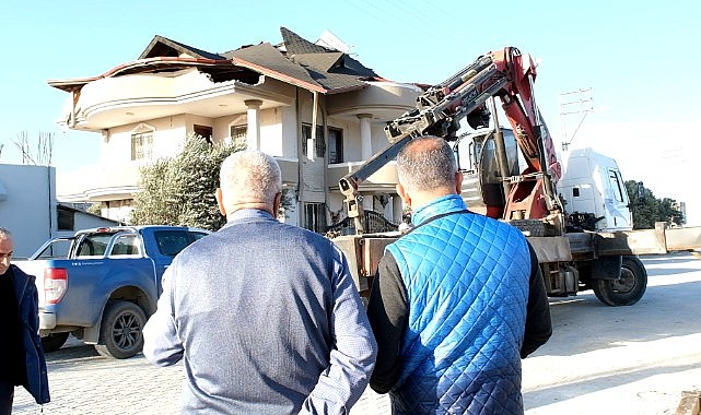 Çifte felaket yaşayan aileye Büyükşehir sahip çıktı