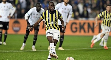 Derbide 10 kişi kalan Beşiktaş, geriye düştüğü maçta Fenerbahçe’yi yendi