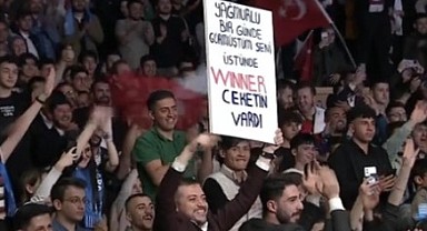 Erdoğan, salonda kendisi için açılan pankarta karşı çıktı