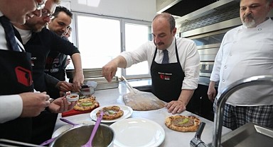 Bakan Mustafa Varank Bursa’da cantık pidesi ve süt helvası yaptı