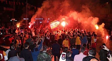 Galatasaray’ın şampiyonluk kutlamalarında HÜDA PAR bayrağı gerginliği