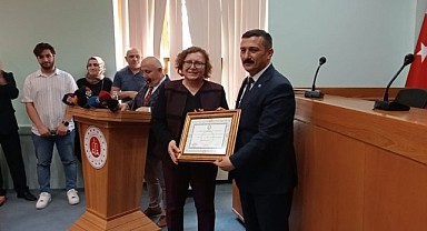 İYİ Parti Bursa Milletvekili Yüksel Selçuk Türkoğlu mazbatasını aldı