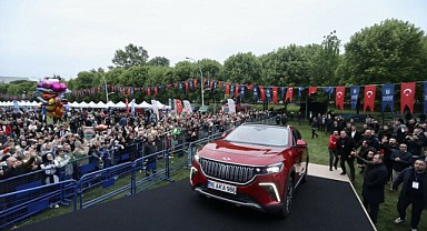 Özcan Deniz TOGG’la sahneye çıktı