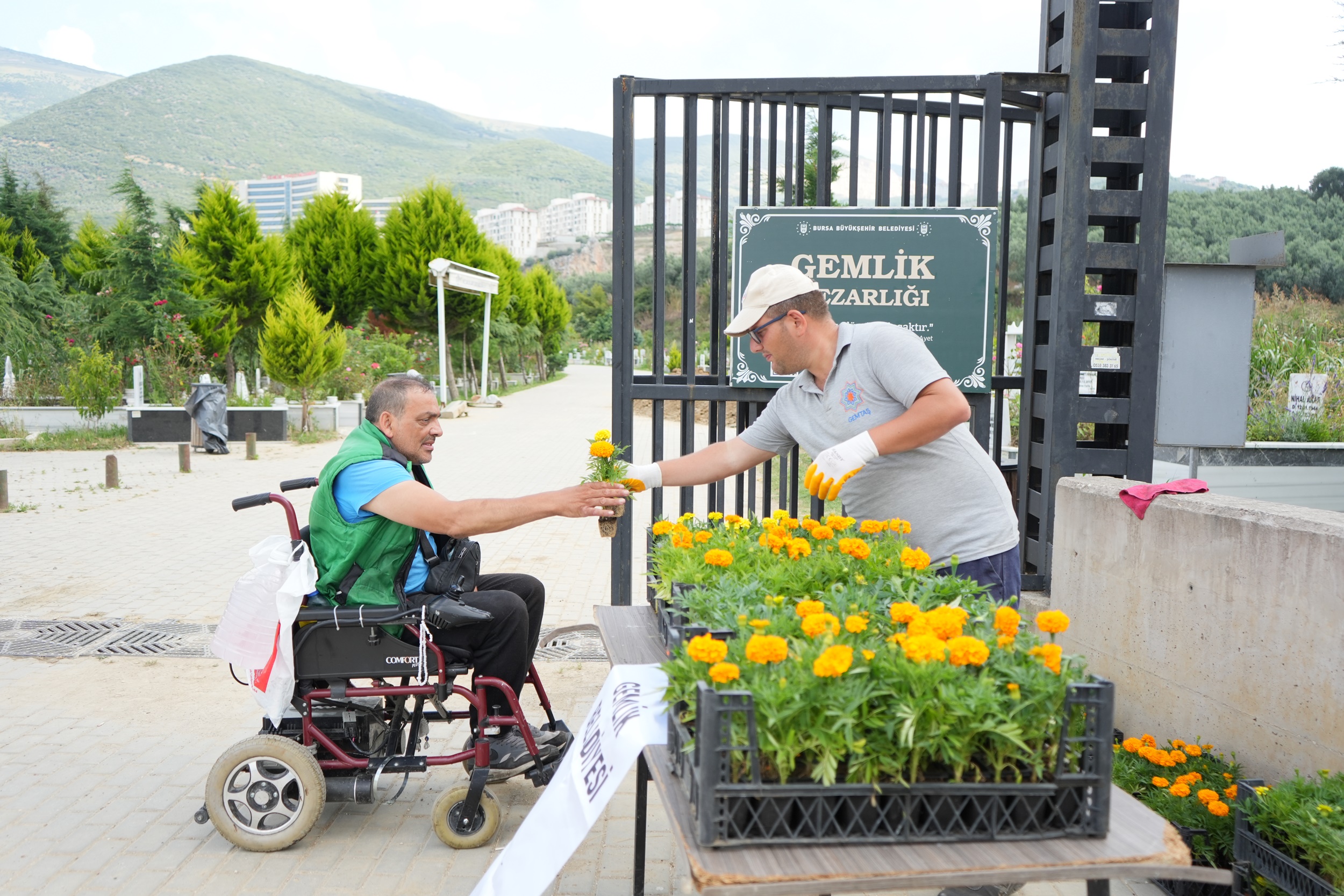 Mezarlıklarda çiçekler Gemlik Belediyesi’nden