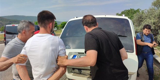 GEMLİK POLİSİ KOVALAMACA SONUCU ÇALINTI OTOMOBİLİ ELE GEÇİRİRKEN, ZANLI GÖZALTINA ALINDI