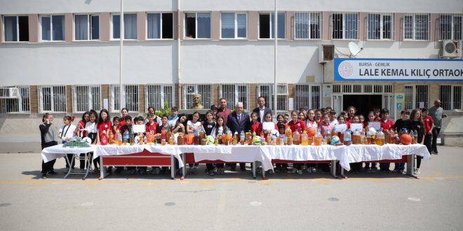 Gemlik’te duyarlı öğrenciler körfezin kirlenmesini önlüyor