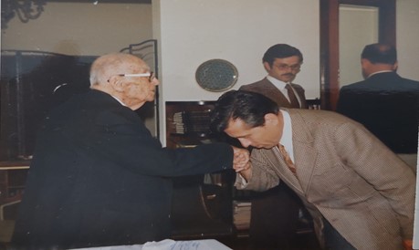 1984 yılında Celal Bayar’a ziyaretlerinde elini öperken