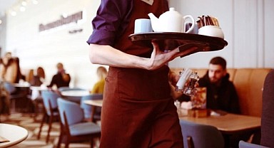 Çeşme’de bir kafe, dublör müşteri ilanı açtı!