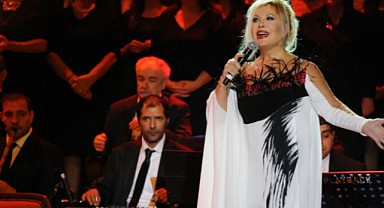 Emel Sayın’ın Gençlik Fotoğrafı Hayranları Tarafından Övgü Aldı