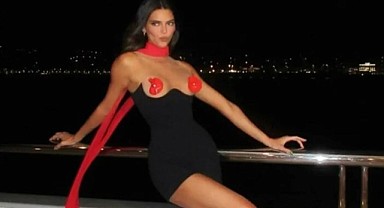 Kendall Jenner, göğüslerini açıkta bıraktı