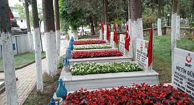 Orhangazi Şehitliği Çiçeklerle Donatıldı