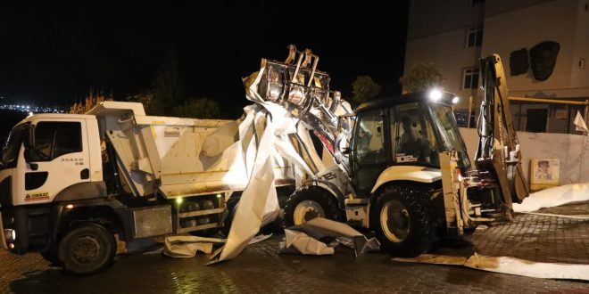 Çatısı uçan okula belediye ekiplerinden anında müdahale