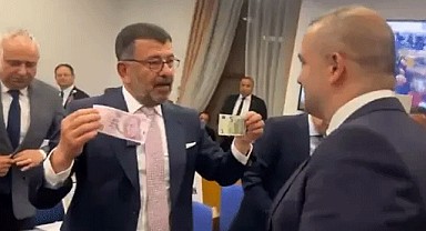 Merkez Bankası Başkanına dövizli protesto